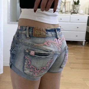 Lågmidjade shorts - super snygga lågmidjade shorts från miss O&Y slutsålda💗 tvungen att sälja så dom inte passade, storlek 36 men jag skulle säga 34/XS