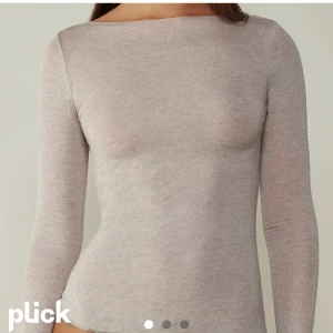 Intimissmi tröja - Beige intimissmi tröja, köpte för ca 3/4 månader sedan.💞frakten kan bli 39-56 kr, men trättat tröjan och det råkade bli en liten missfärgning då en strumpa hamnade fel, syns knappt på det ör på handleden på innersidan❤️även ett pyttelitet hål (bild två)