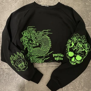 Kort Tröja med tryck - Kroppad tröja från Newyorker med olika tryck på  i storlek S, oversize