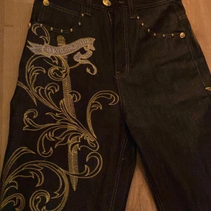 Byxor med design - Feta jeans som nt riktigt är min stil längre så ska sälja, prutmån finns vid snabb affär