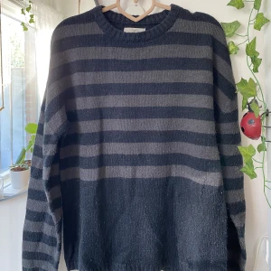 Randig sweater - Supersnygg randig långärmad tröja från Emilio Denim Issue från tidiga 2000-talet. Stl: M, men passar Xs-S också, beroende på hur en vill att den ska sitta. Den är svart och mörkgrå och i väldigt fint skick. Skriv om du har frågor :)