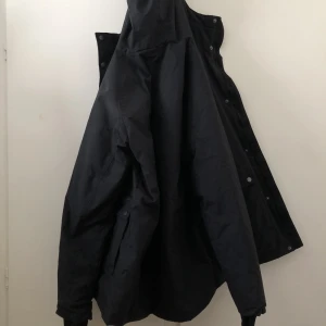  Svart Vinter McKinley Jacka - Svart vinterjacka ( McKinley ), använd men i bra / användbart skick. Ej använt länge. Storlek XS. Möter bara upp i Stockholm. Postar ej.