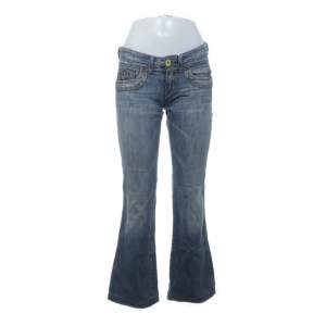 Snygga lågmidjade, bootcut jeans i storlek 28  Säljer då de är för små och för långa för mig.  Innerbenslängd: 76 cm