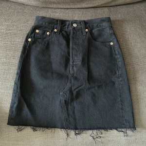 Kjol Lewis - En snygg Lewis kjol som kommer passa mycket bra i sommar! Denna kjol kom tyvärr aldrig till användning, den är i god skick.