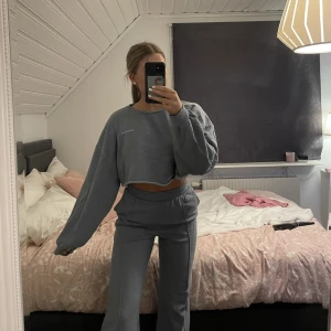 Mjukisset - Jätteskönt mjukisset i fint skick 💗tröja i s.M och byxa i s.xs och bra längd på mig som är runt 170, båda delarna för 150 eller 100kr/st