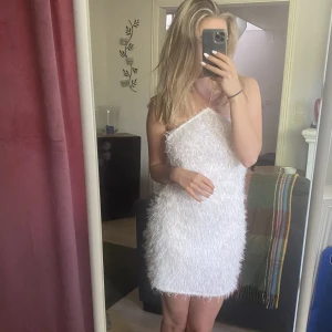 Vit klänning  - Säljer denna helt oanvända klänning🤍 den är från Sellpy med ingen lapp med dem var i nyskick när jag köpte den och har inte använt den själv☺️ så inget fel på den🔥