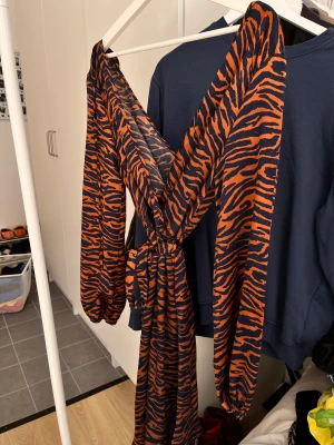 Klänning  - Superhäftigt klänning ifrån Sisters!  Knappt använd, storlek M! Men passar även S!  Frakt tillkommer på ca 50kr 🤙🏽