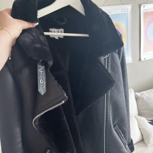 ”Pilot jacka ” från NA-KD som endast testats hemma🌈⚡️  - Finns inte att köpa längre, köpt för 950kr, aldrig använd endast testat!🌈⚡️💕