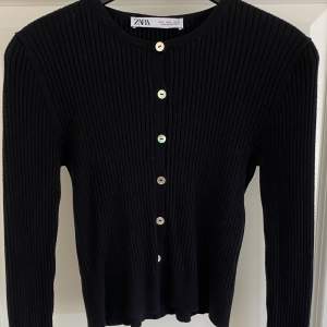 Säljer min svarta tröja från Zara i storlek S. I mycket bra skick. 