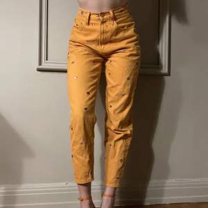 Orangea jeans med hög midja och mönster av loggan!