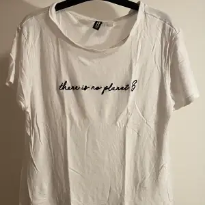 Skön vit T-shirt från H&M🤍 Passar Xs/S Tryck:”there is no planet B”