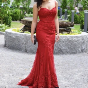 Balklänning - Säljer min balklänning, ej använd utomhus då balen ställdes in. Så enbart testad inomhus. Köpt på dressroom linne. I storlek 36 men passar även 34 