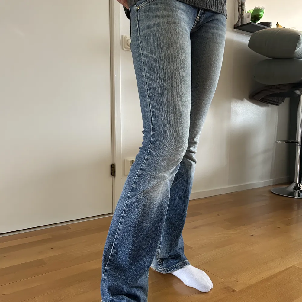 Supersnygga bootcut jeans från Lee! Lågmidjade och midjemått 82 cm. Står ingen storlek men skulle gissa på 26 (passar xs-s). Jag är 169. Jeans & Byxor.
