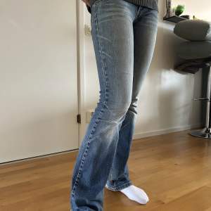 Supersnygga bootcut jeans från Lee! Lågmidjade och midjemått 82 cm. Står ingen storlek men skulle gissa på 26 (passar xs-s). Jag är 169