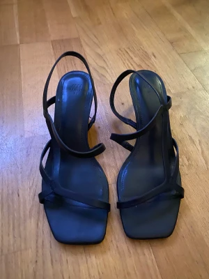 klackskor - jätte fina klackskor som jag knappt använd pga fel storlek, bekväma och skit snygga!!