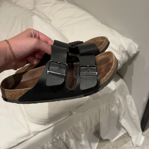 Birkenstock - Jag söker mina svarta birkenstock i storlek 39. Dem är väl använda.