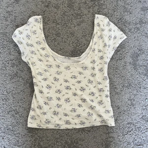 Blommig topp  - Jätte fin urringad topp från H&M med låg rygg! 💘 nästan aldrig använd 