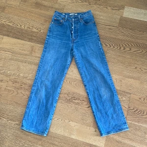 Levi’s Jeans Ribcage Straight - Mått: W26 L27 Skick: Bra skick, lite slitage i grenen Ett par denim blå Levi’s jeans som tyvärr blivit försmå för mig så därför säljer jag.  Pris kan diskuteras, skicka bara ett meddelande:) Vill du ha fler bilder så fråga!❤️