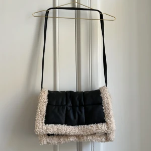 Handväska  - En ny handväska ifrån stand studio Nypris 2200kr  Denna har aldrig kommit till användning  Bandet är avtagbart 