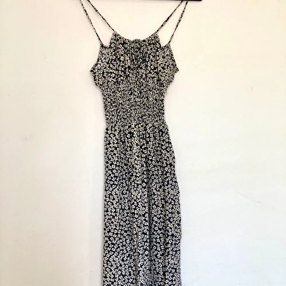 Från Rouje Paris underbar klänning, feminin och chic. Modell Daria, nypris 1700:- Material Viskos Inspirerad av Matilda Djerf. https://www.rouje.com Storlek 34/XS Midi-längd Använd minimalt, endast par gånger. Säljer pga fullt i garderoben 😛. Mekot.