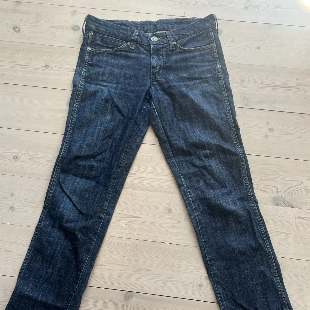 Wrangler jeans med låg midja i väldigt bra skick utan några defekter! W29 och L34 i modellen Sofia⭐️⭐️. Jeans & Byxor.