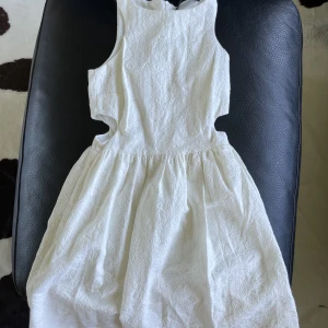 Klänning zara - Säljer denna otroligt fina klänningen från Zara i storlek s!