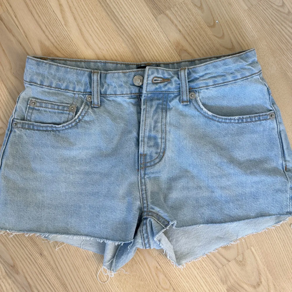 Säljer dessa lågmidjade shorts då det tyvärr är för stora för mig. De är aldrig använda. Storlek xs funkar även på. S Pris: 220+frakt . Jeans & Byxor.