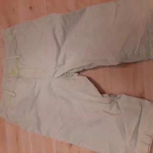 Kortbyxor - Ett par kortbyxor för barn 11-12 år från HM. Dem är ljust limegröna även om det inte syns på bilden. Riktigt bra skick.