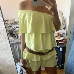 Klänning Zara - Säljer nu denna perfekta klänning från Zara! Varit min favorit länge. Har en liten fläck på framsidan som jag kan skicka bild på vid behov. Annars i toppenskick!