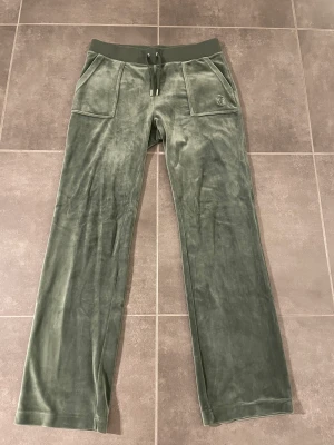 Gröna Juicy byxor - Jag säljer mina gröna juicy byxor.  ingen skada, använda i två månader. M men små i storleken så passar som S