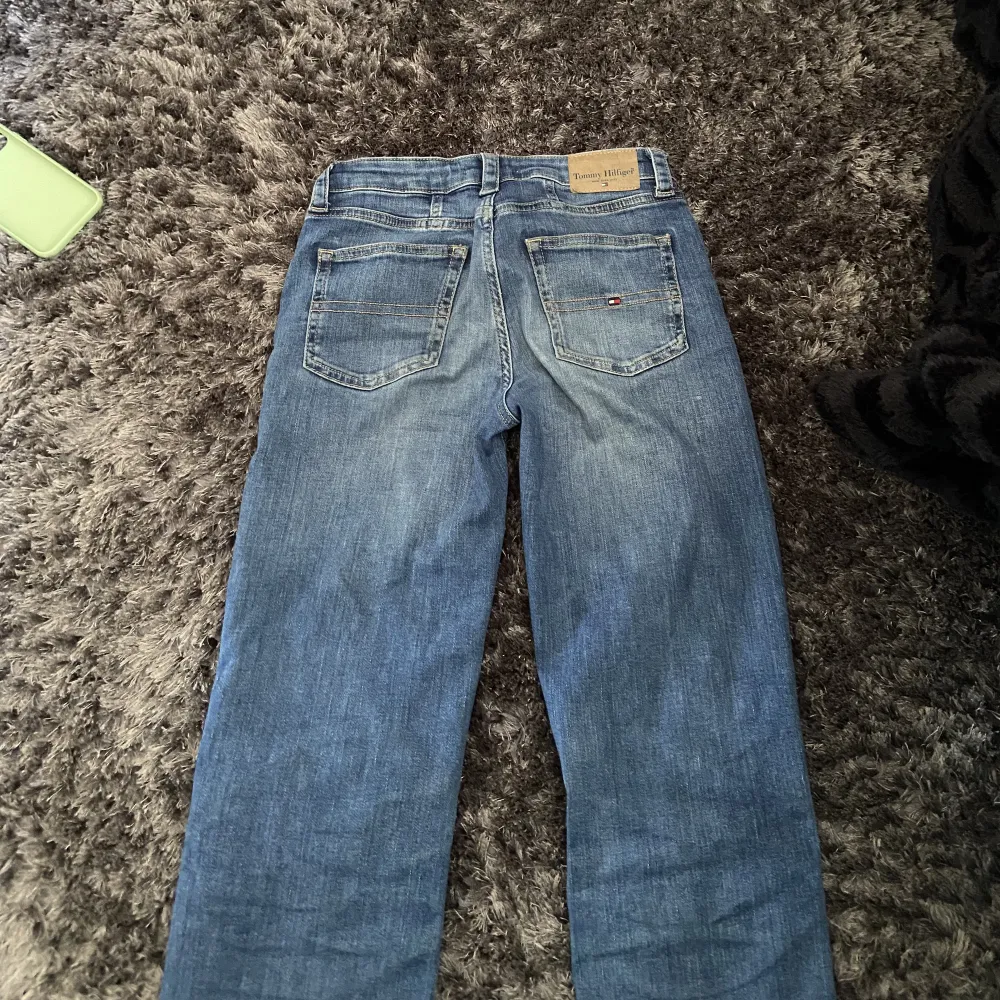 Straight low waist jeans från Tommy Hilfiger❣️ Passar någon 150-158 cm.  (Köparen står för frakten, tryck inte på köp direkt) 🫶. Jeans & Byxor.