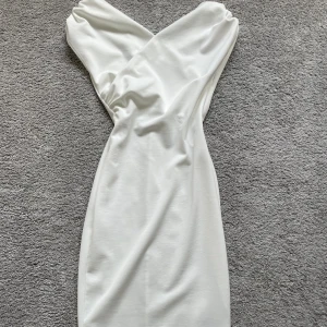 Vit klänning  - Basic och fin klänning från Nelly! Storlek S. Använd endast 1 gång. 