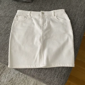 vit jeanskjol - vit jeanskjol i strl 40 (liten i strl)