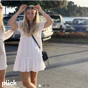 Vit klänning - Jätte söt vit klänning, köpt på Plick men från Zara i stl M. Lånade bilder💗