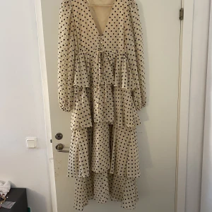 Maxiklänning - Långklänning med prickar. Hade den som studentklänning! Väldigt fin och skön att ha på sig