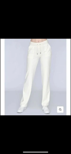 juicy couture byxor - Säljer mina vita juicy couture byxor.  Storlek M   Nypris 1100   Mitt pris 700