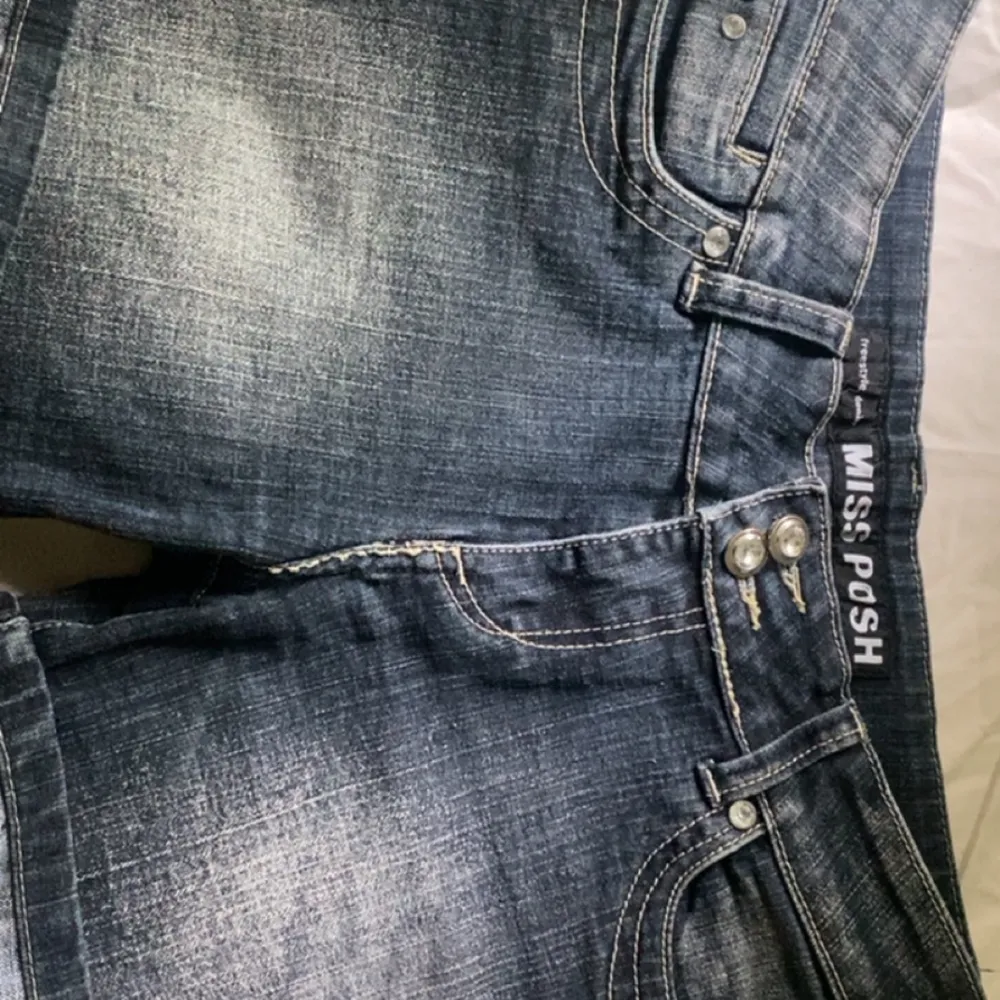 gulliga y2k shorts passar S/M aldrig använt då dem inte passade mig kom privat för mer bilder midjemått ca 67-70cm. Shorts.