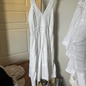 Vit klänning  - Snygg klänning köpt i Italien förra sommaren så knappt använd:) i strl S super söt:) 