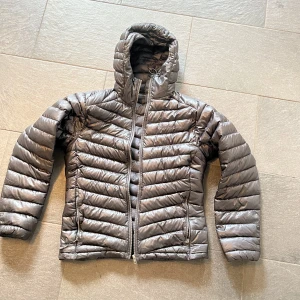 Jacka från peak performance  - Inköpt för några år sedan i hyfsat bra skick storleken är medium! 