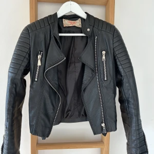 Skinnjacka  - Svart skinnjacka. Köptes för ett antal år sedan men knappt använd. Köparen står för fraktkostnader❤️‍🩹