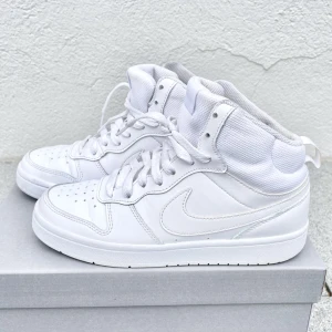 Nike sneakers - Höga sneakers från nike, mycket fint skick då endast använda 1 gång