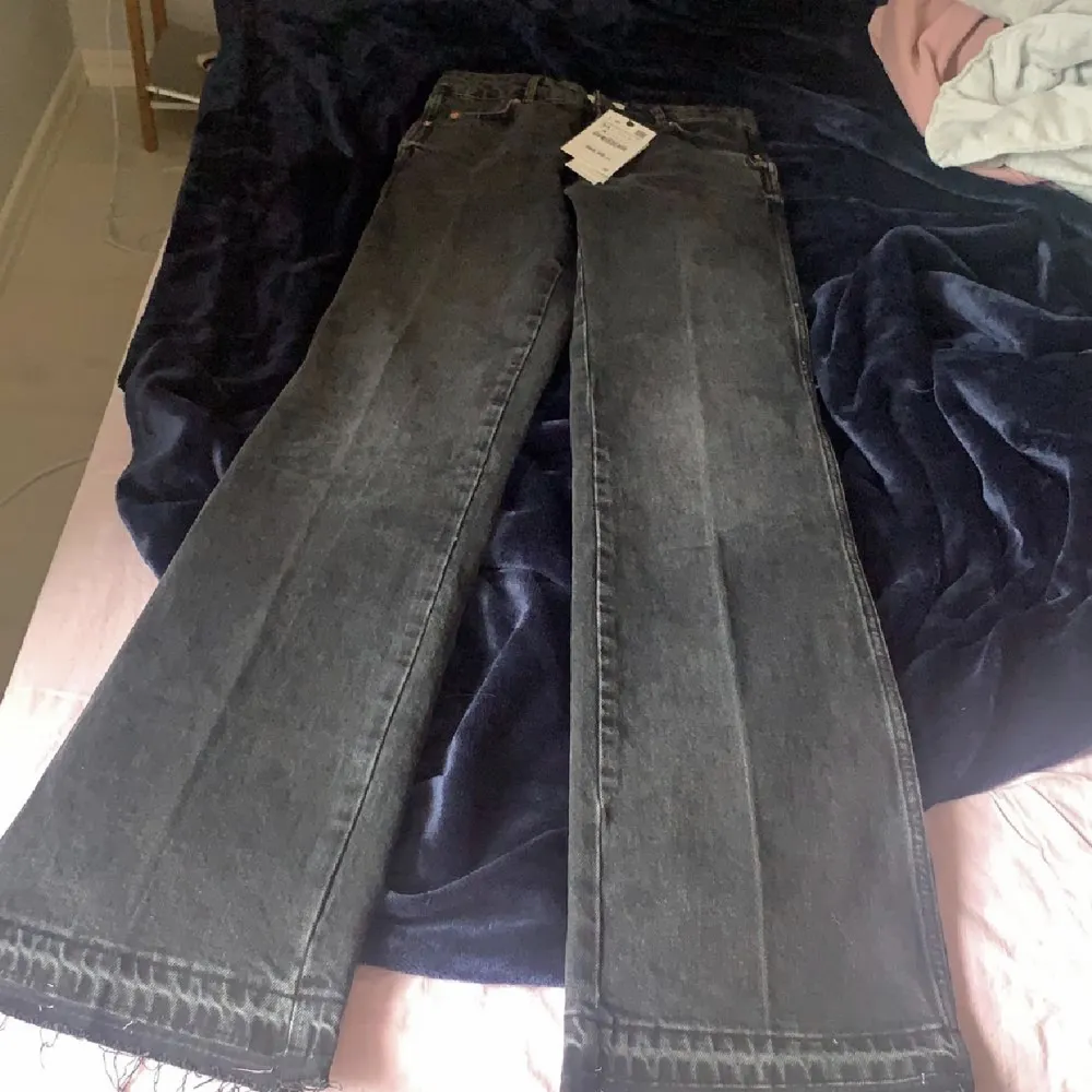 Superfina utsvängda mid Waits jeans från zara i st 34🤩skriv för fler bilder!. Jeans & Byxor.