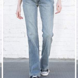 Säljer mina fina brandy Melville jeans eftersom dom inte kommer till användning längre. Dom är i bra skick Förrutom längst ner, då ena sidan av byxorna gått upp lite. Nypris 400.