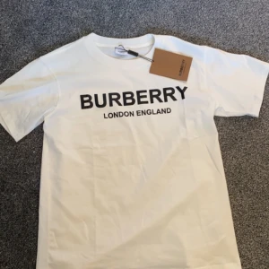 Burberry t-shirt - Burberry T-shirt helt ny och oanvänd  Säljer denna för att den var för stor för mig. 
