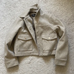 Kappa - Snygg kort skjortjacka från zara i nyskick då den nästan inte är använd någonting. Fråga om mer bilder🌸