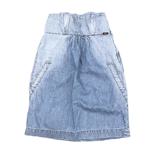 Kort Jeansklänning - LEE - VARAN KAN KÖPAS DIREKT PÅ VÅR HEMSIDA, ettmarke.se 🌟 Märke: LEE Färg: Blå. Modell: Kort. Storlek: S/36 enligt lapp. Totallängd: Ca 65 cm. Bystbredd (rakt över): Ca 34 cm. Skick: Fint skick med få tecken på användning. 