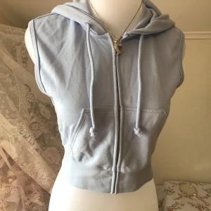 ୨Ljusblå Kortärmad Zipup୧ - Kortärmad hoodie/huvtröja med dragkedja & huva. Ljusblå & i nyskick aldrig använd, prislapp sitter kvar. Men köpt för något år sen så finns inte i affär längre. Mjukt värmande bomullsmaterial men luftig pga design, mysig att ha i sommar! Läs gärna bio<3