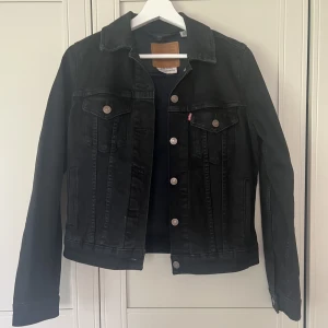Jeansjacka  - Säljer min fina jeansjacka ifrån Levis. Den är i storlek S och är endast använd ett fåtal gånger så i perfekt skick💕så fin nu till sommaren’