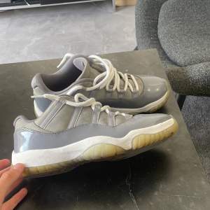 Tjena Säljer ett par Jordan 11 cool grey lows som nog är den mest eftertraktade colourwayn inom Jordan 11. De är i storlek 44,5 tyvärr en slitning i hälen men inget som känns av. Ingen org box heller tyvärr Tveka inte med att höra av er kring andra frågor