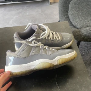 Jordan 11 cool grey lows - Tjena Säljer ett par Jordan 11 cool grey lows som nog är den mest eftertraktade colourwayn inom Jordan 11. De är i storlek 44,5 tyvärr en slitning i hälen men inget som känns av. Ingen org box heller tyvärr Tveka inte med att höra av er kring andra frågor